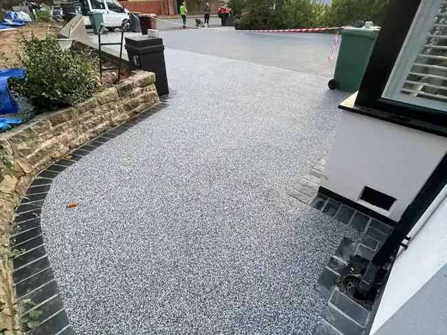 Resin by S P Groundworks & Driveways - Resin drive with a charcoal soldier course