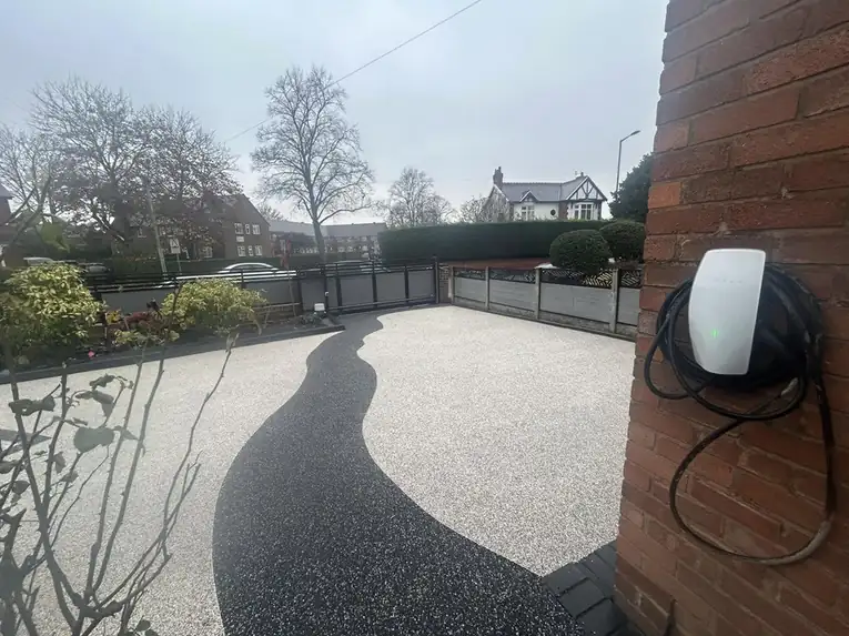 Resin by S P Groundworks & Driveways - Resin drive with a charcoal feature sweep