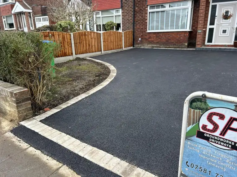 Tarmac by S P Groundworks & Driveways - Tarmac drive framed in silver block
